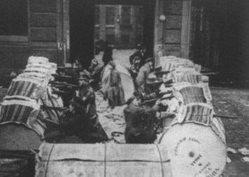 Soldats révolutionnaires derrière des piles de journaux
